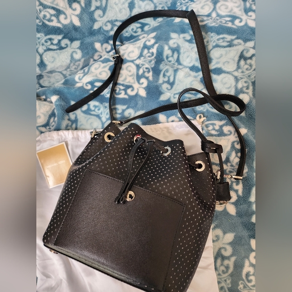 MICHAEL KORS GREENWICH DRAWSTRING/BUCKET BAG MEDIUM ,COLOR BLACK - Picture 2 of 9